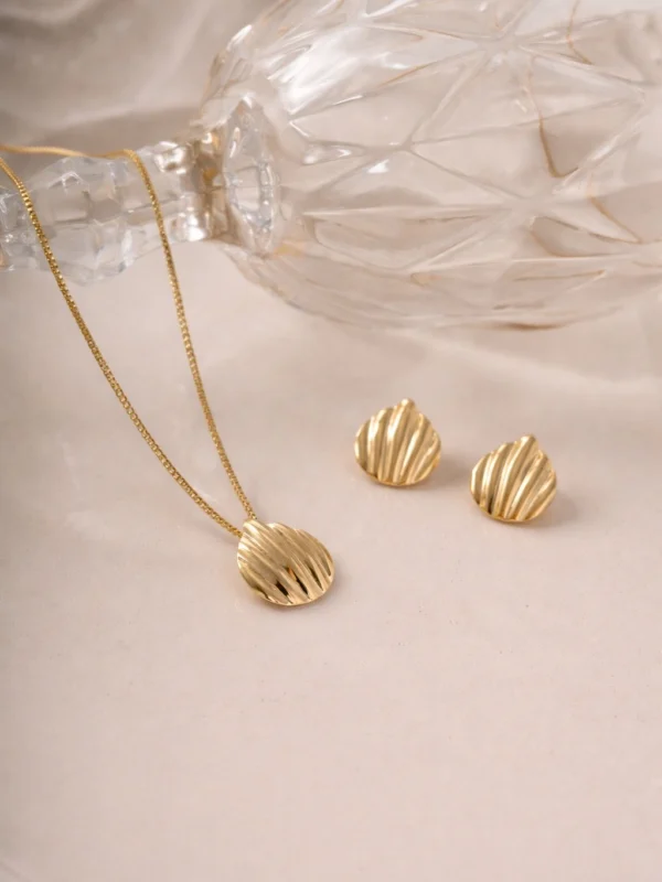 Small Shell Set with Rippled Texture