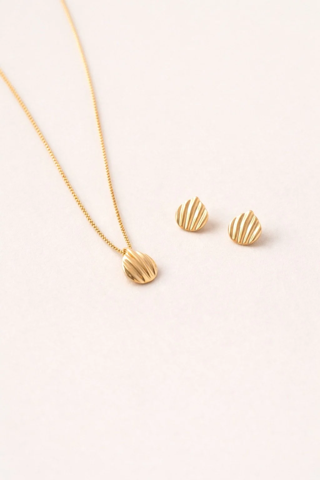 Small Shell Set with Rippled Texture