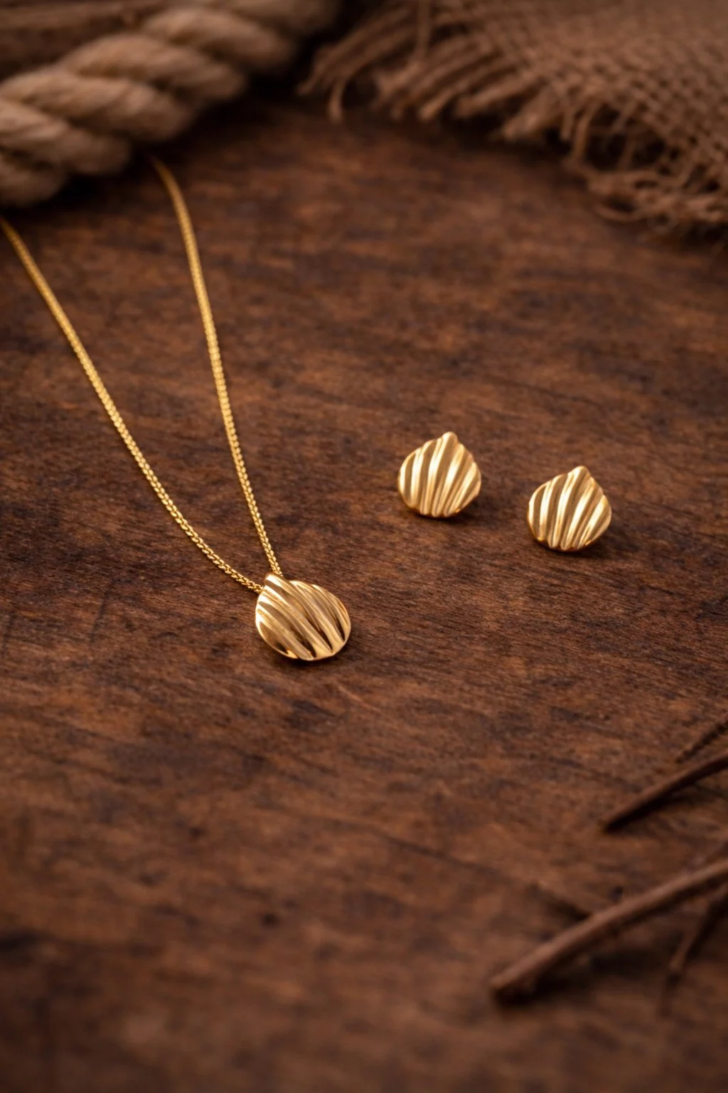 Small Shell Set with Rippled Texture